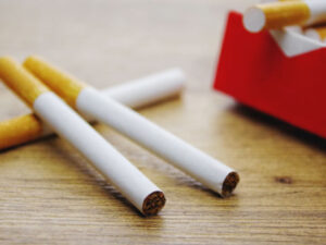 喫煙者が歯周病になるリスクは非喫煙者の最大8倍