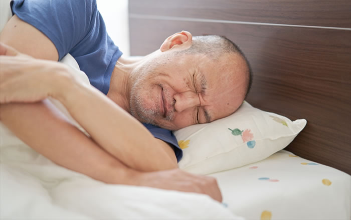 起きた時にあごが痛い方、あくびをするとあごがガクガクして痛い方は、睡眠中のクレンチングが原因