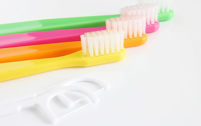 プラークコントロールの基本は、毎日、毎食後の歯磨き。デンタルフロスも使用しましょう。
