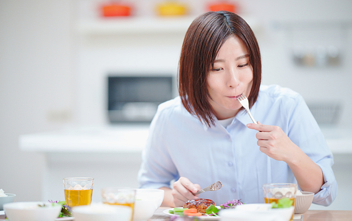 インプラントが取れてしまった時の対処法：食事は反対側の歯で噛む