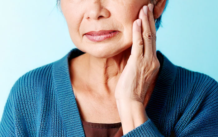 高齢になり要介護者となった場合の問題点：周囲の歯や粘膜を傷つける可能性がある