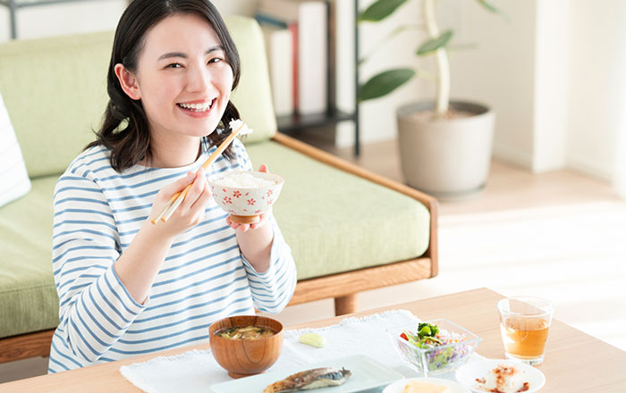 よく噛んで食べることのメリット：満腹感を得やすくなる
