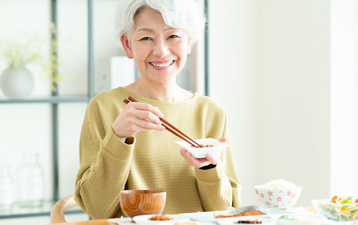 よく噛んで食べることのメリット：脳を活性化し、認知症予防にも役立つ