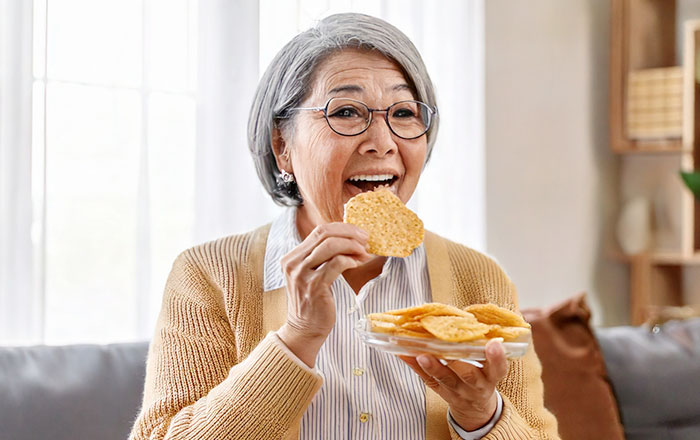 クラックトゥース症候群の原因:氷を噛む癖がある、ナッツ類や硬いおせんべいが好きなど、硬い食べ物を頻繁に口にする習慣