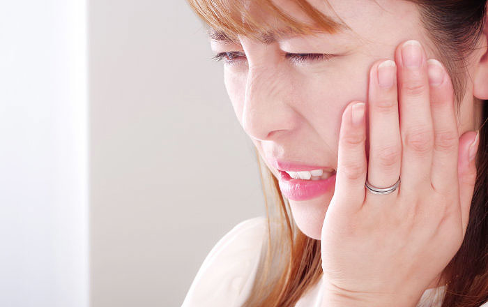 クラックトゥース症候群の症状:噛んだ瞬間に鋭い痛みが生じる