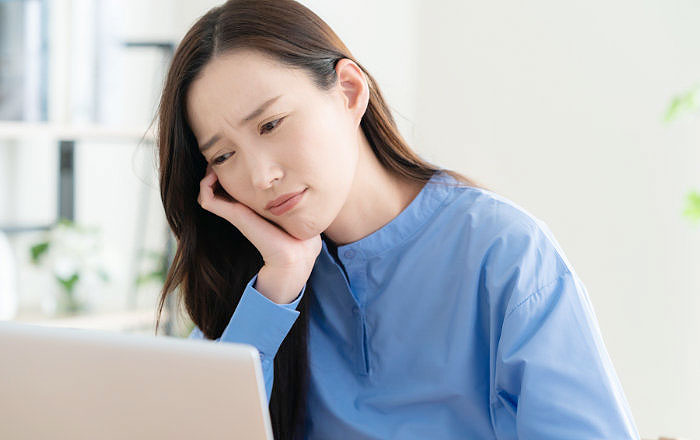 顔が左右非対称になる理由：頬杖・片側噛みなどの癖