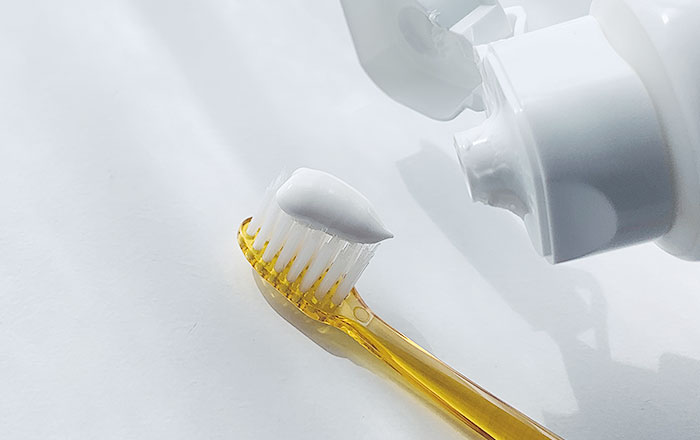 歯磨き粉の多くには、プラークを分解する酵素系の薬効成分が配合されており、プラークを歯の表面から剥がしやすくしてくれます。