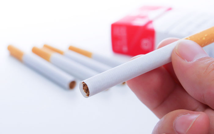 歯のクリーニングのおすすめの頻度：タバコを吸う習慣がある方は1〜2ヶ月に1回