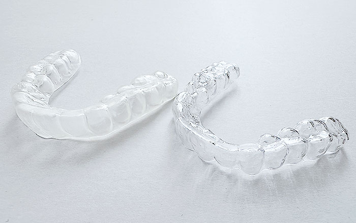 スマーティー矯正のメリット:日中用マウスピースと夜間用マウスピースの使い分け