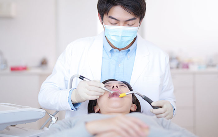 バキュームの役割 ① 唾液・水を吸い取って治療をしやすくする