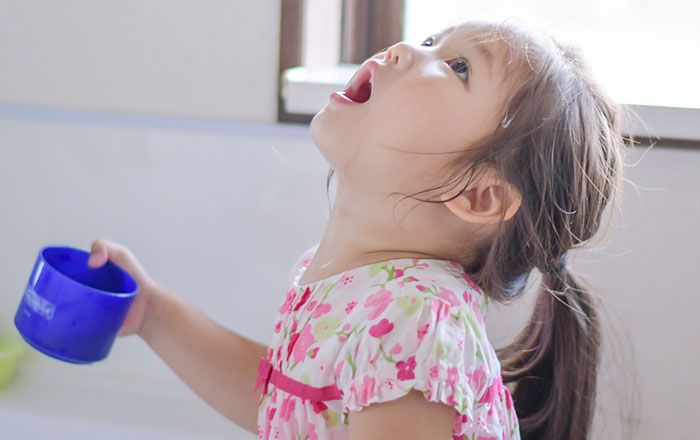 子どもに炭酸水を与えるときの3つのコツ：② 炭酸水を飲んだあとは歯磨きを急がない