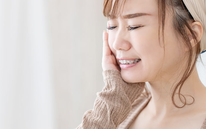 口の中で金属の味を感じる原因：虫歯や歯周病などによる口の中の出血