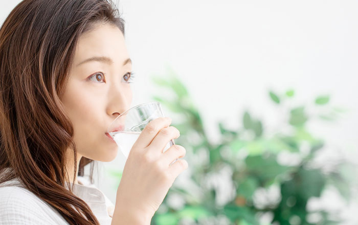 朝、本当に時間がない場合は、最低限、水でうがいをして口の中の細菌を洗い流しましょう。